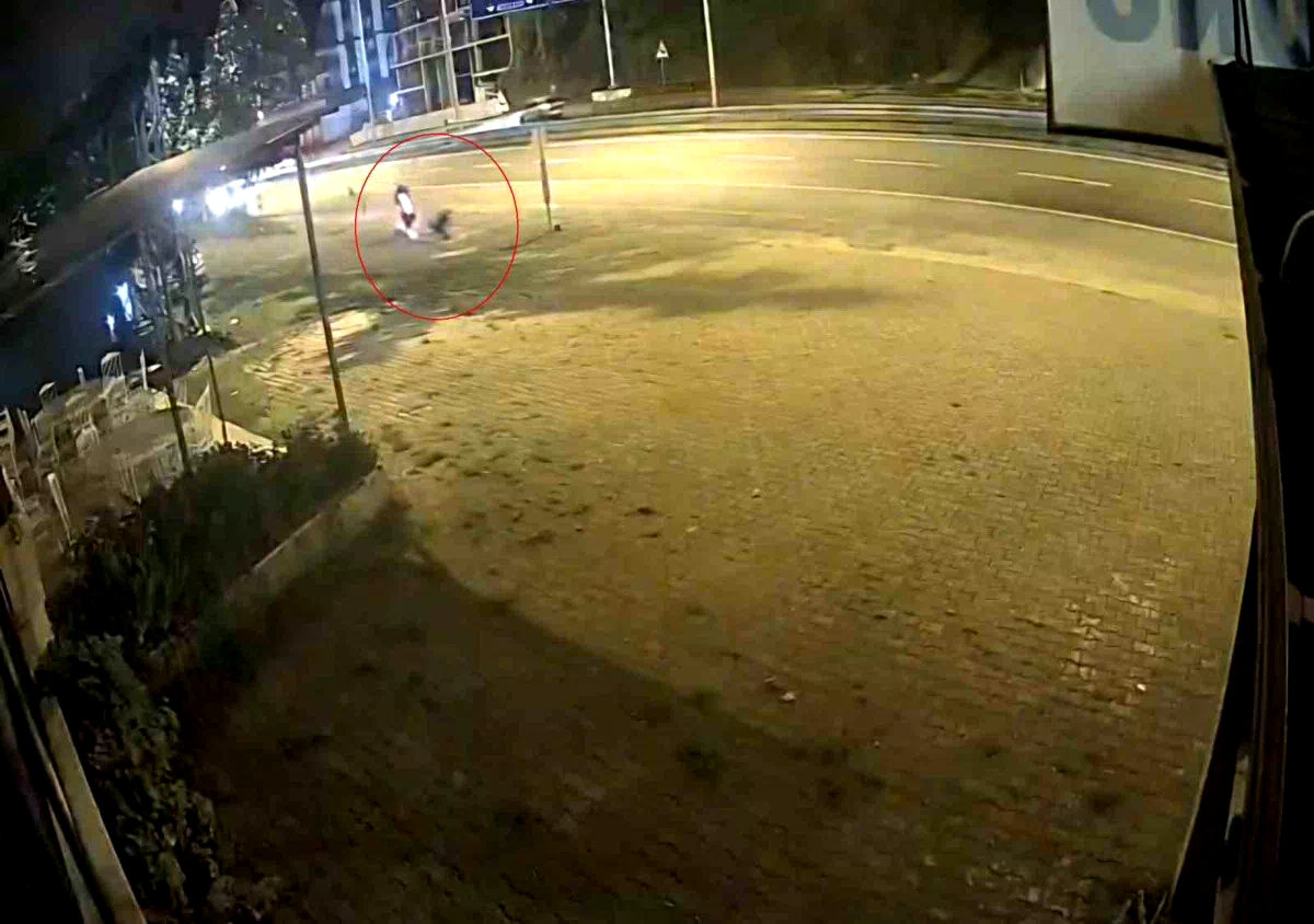 Motosiklet sürücüsü trafik levhasına çarptı