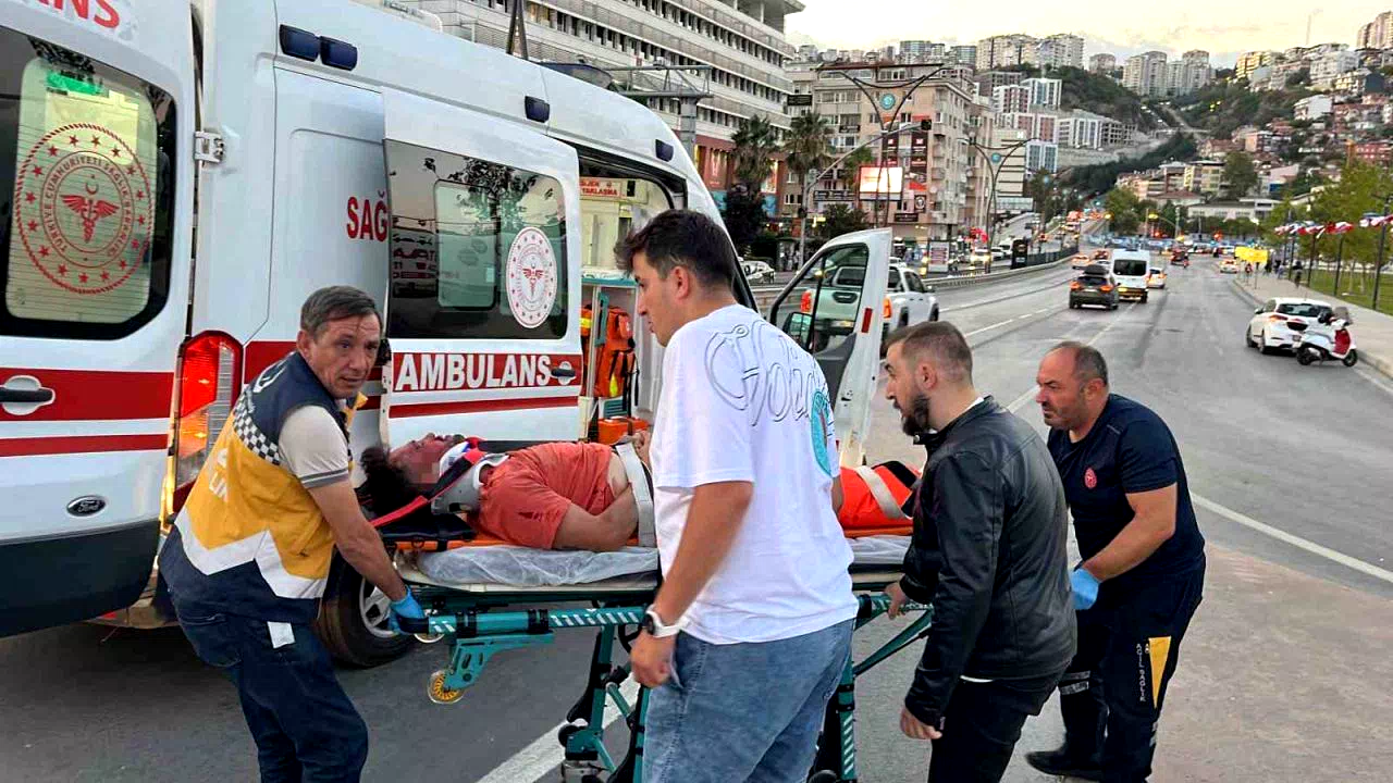 Motosiklet trafik levhasına çarptı: 1’i ağır 2 yaralı