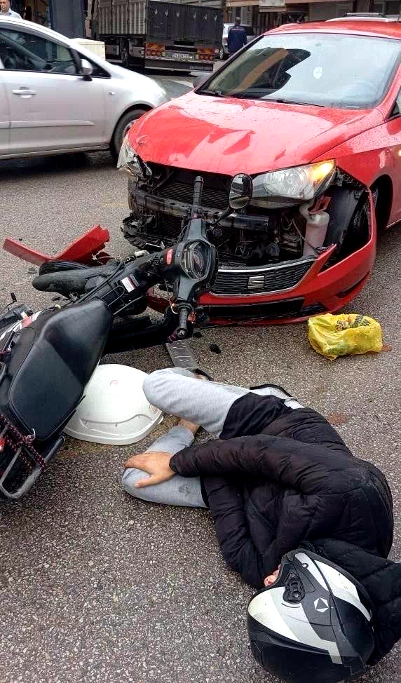 Motosiklet ve otomobil kafa kafaya çarpıştı: 1 yaralı