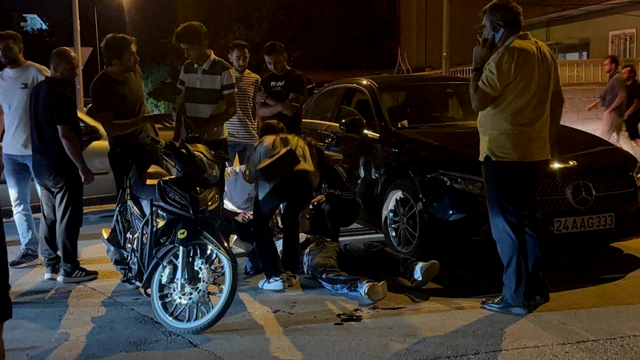 Motosikletle otomobile çarpan genç yaralandı