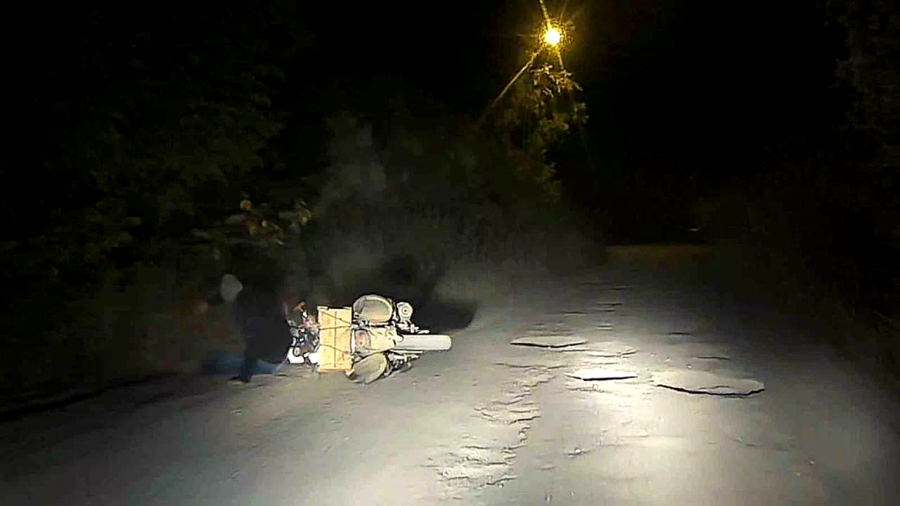Motosikletli genç dereye uçmaktan son anda kurtuldu: Kaza anı kamerada