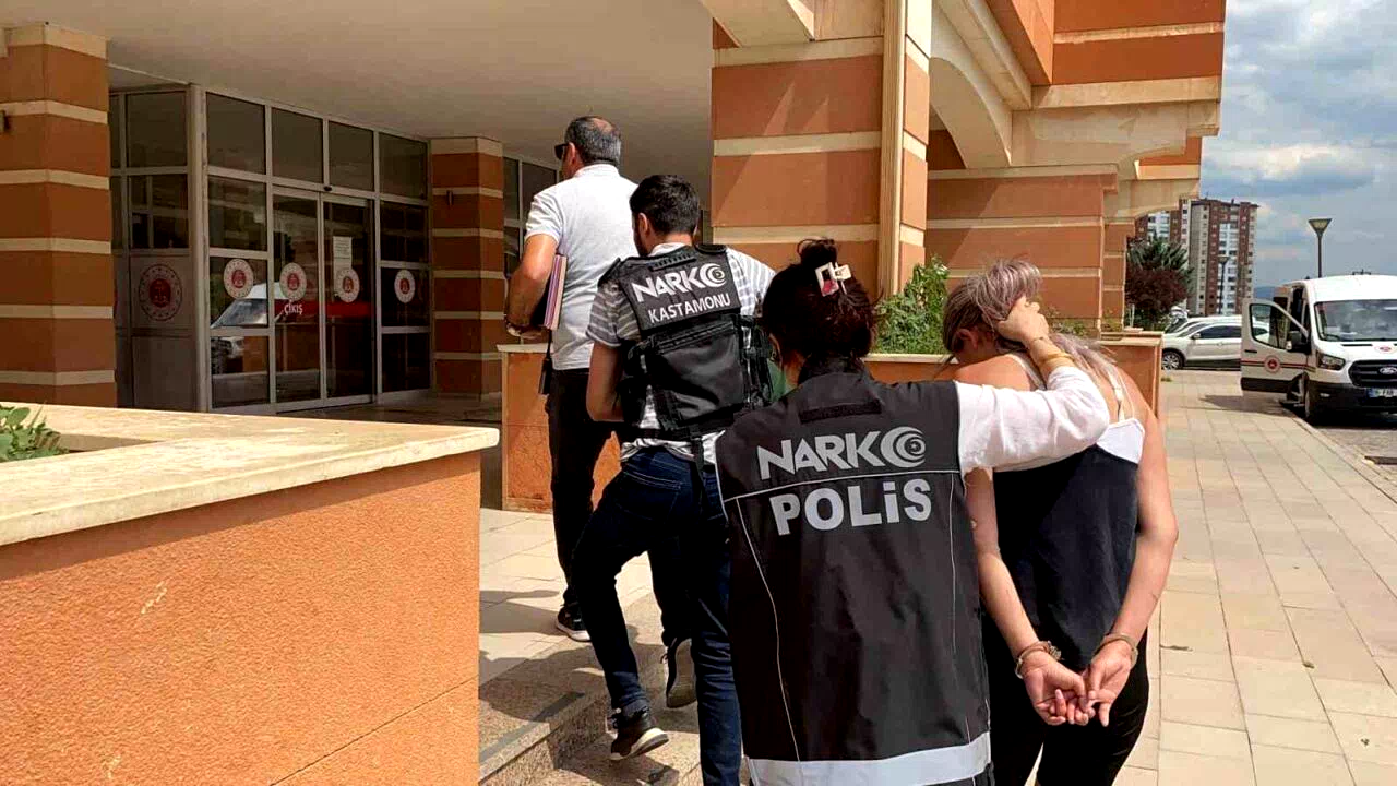 Motosiklette uyuşturucu maddeyle yakalanan sanıklar hakim karşısına çıktı