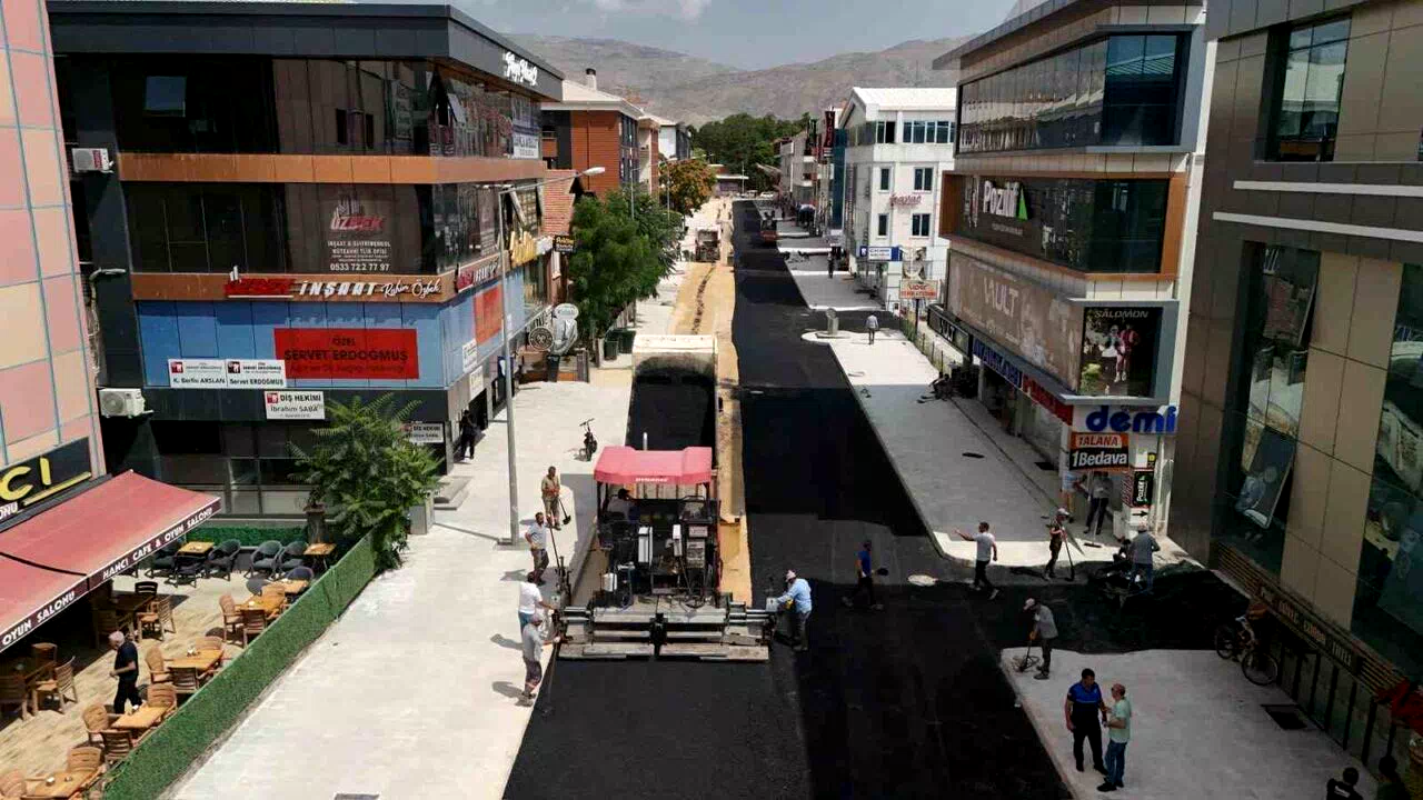 Muhsin Yazıcıoğlu Caddesi’nde asfalt serim çalışması başladı
