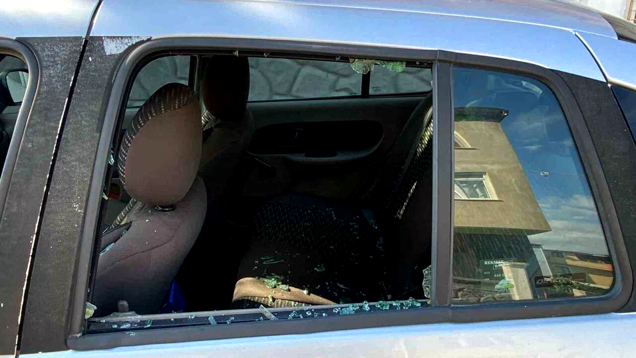 Muhtarın otomobiline saldırdılar