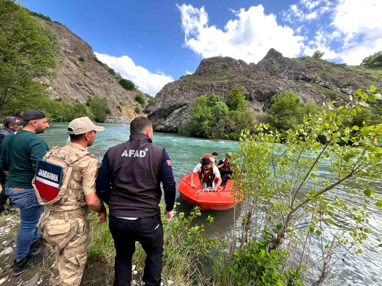 Munzur Nehri’nde mahsur kalan vatandaşı ekipler kurtardı