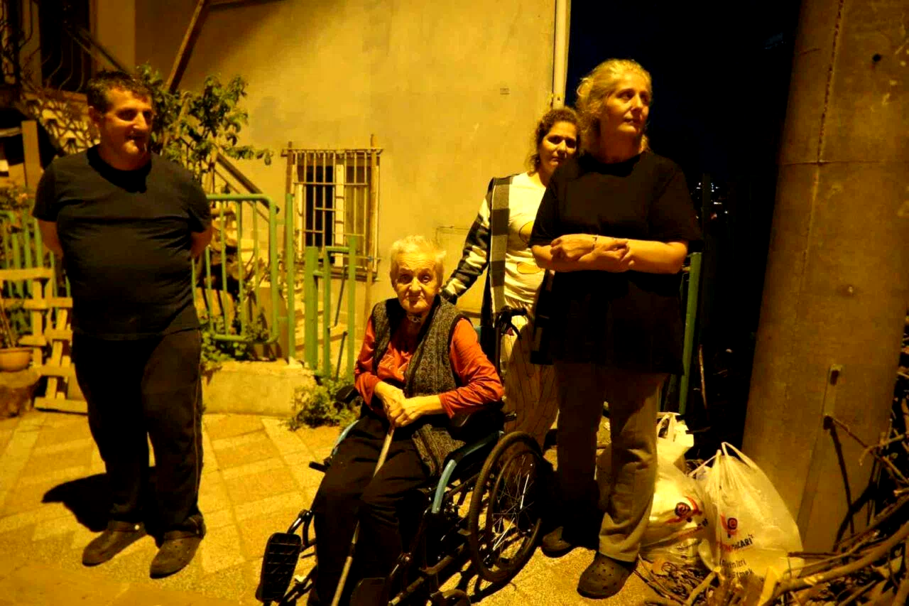 Mutfak tavanından sıva düştü: 5 kişilik aile tahliye adildi