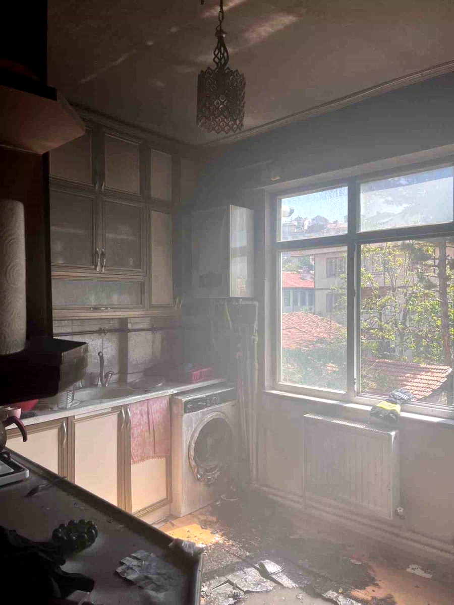 Mutfakta çıkan yangın evi küle çeviriyordu