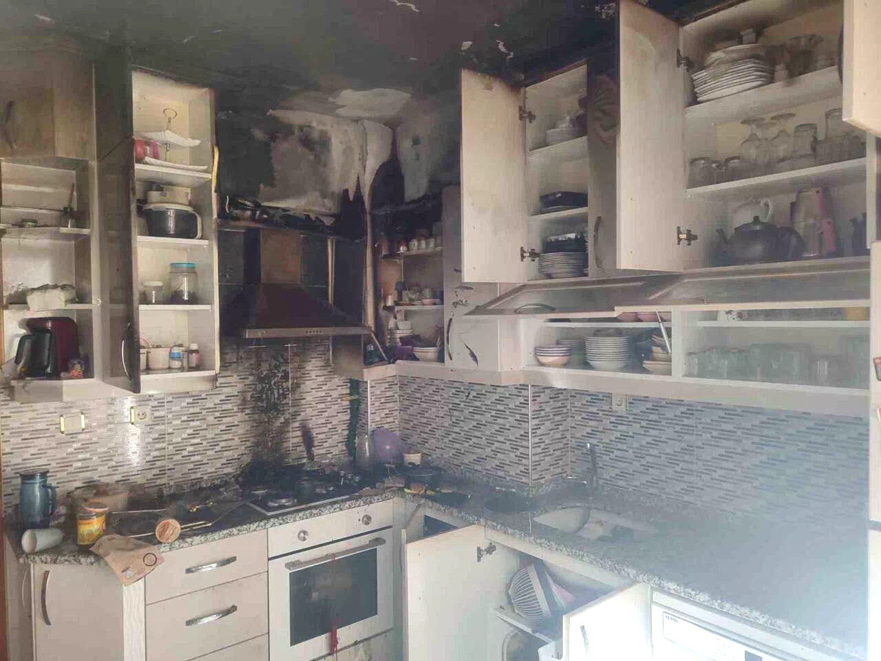Mutfakta çıkan yangın evi küle çeviriyordu