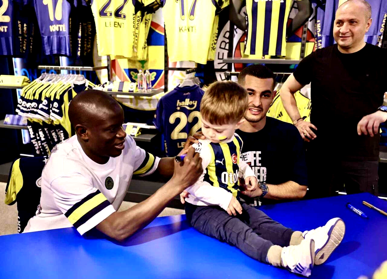 N’Golo Kante ve Levent Mercan imza gününde taraftarla buluştu