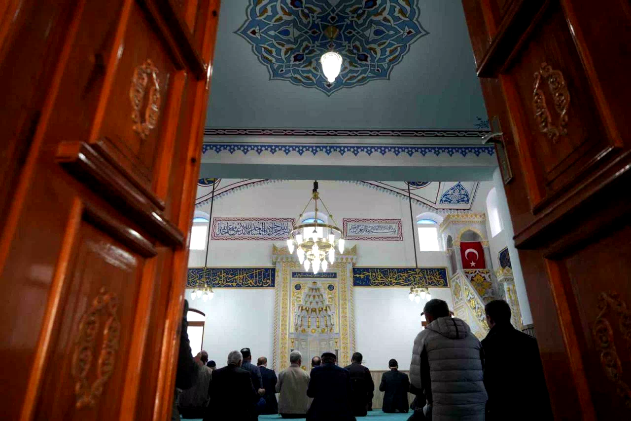 Nakış motifleriyle bezenen yarım asırlık Velişaban Camii yeniden ibadete açıldı