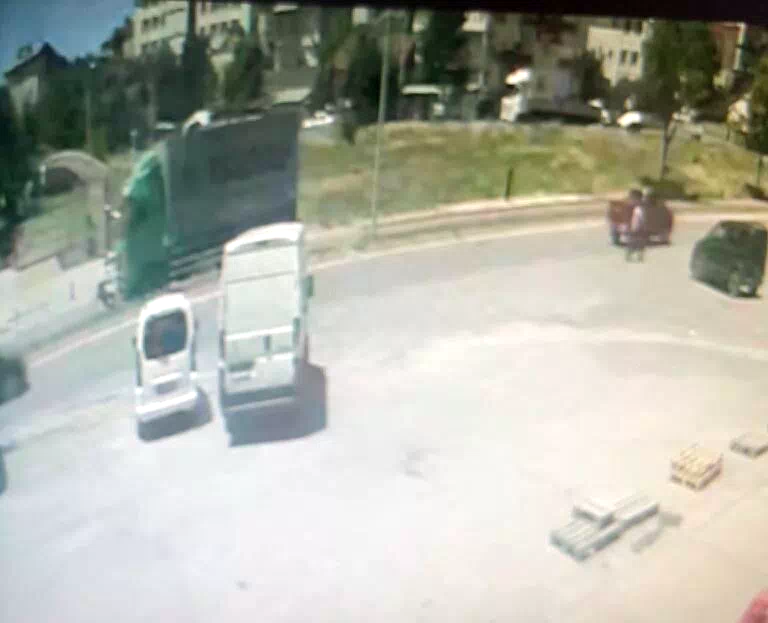 Nakliye kamyonu yayaya çarptı: 1 kişi ağır yaralı