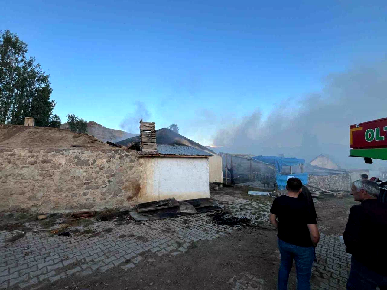 Narman’da korkutan yangın: 3 evin çatısı kül oldu