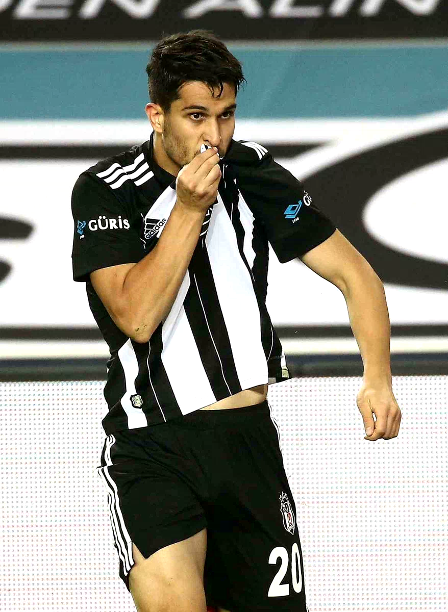 Necip Uysal: “Kariyerime bu forma altında nokta koyacağım”