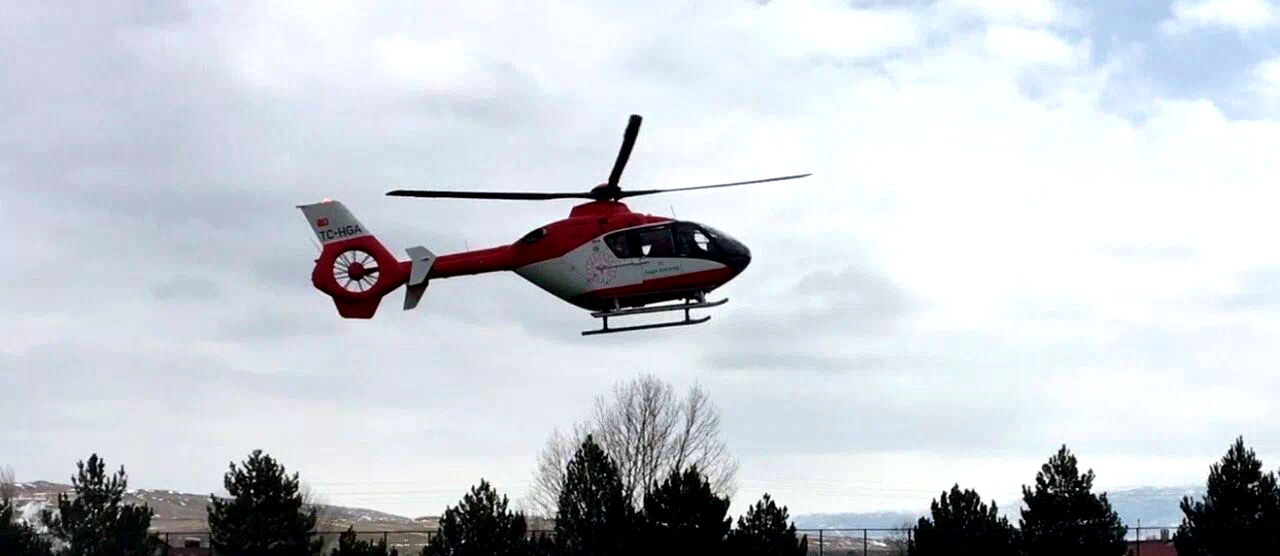 Nefes darlığı yaşayan hasta ambulans helikopterle Erzincan’a sevk edildi