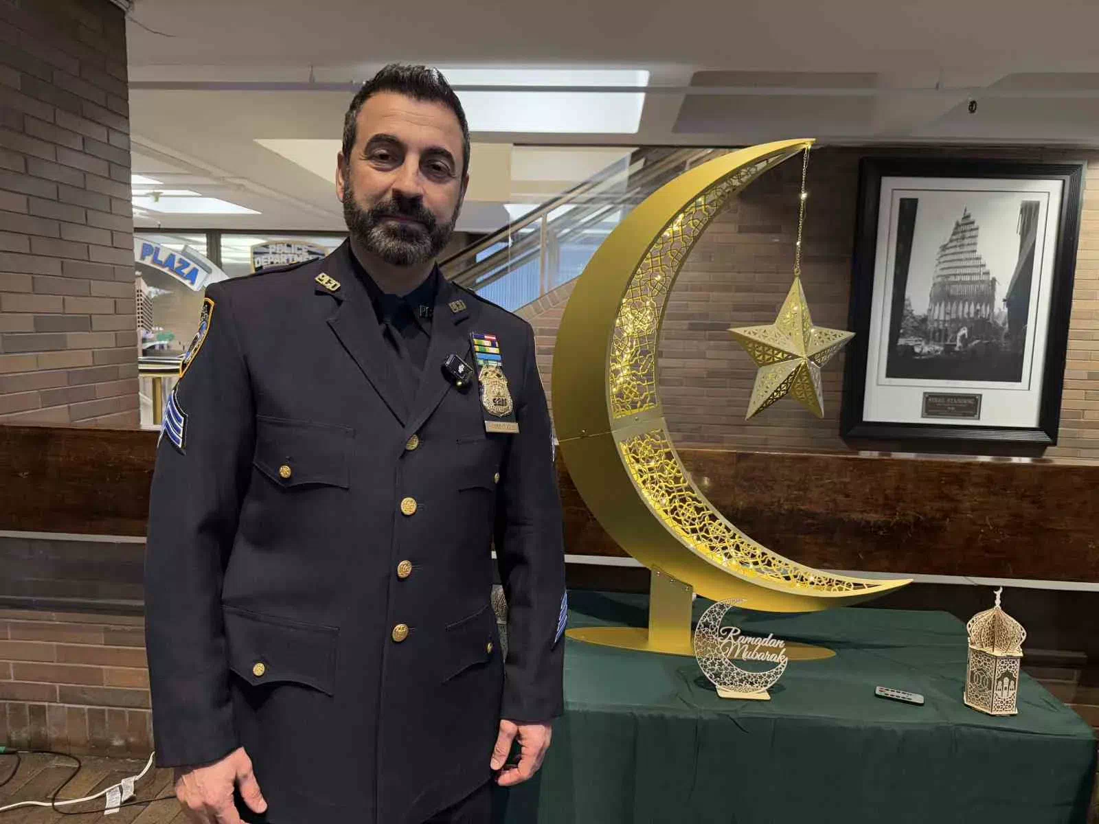 NEW YORK’TA POLİS TEŞKİLATI’NIN DÜZENLEDİĞİ “HİLAL YAKMA TÖRENİ” POLİS VE TOPLUM ARASINDA BAĞLARI GÜÇLENDİRDİ.