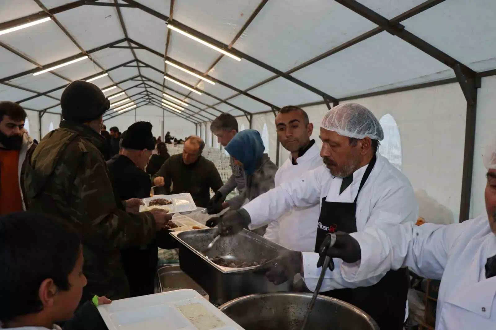 Nusret Gökçe, Şenkaya’daki Cami ve Külliye Önünde Ücretsiz İftar Veriyor.