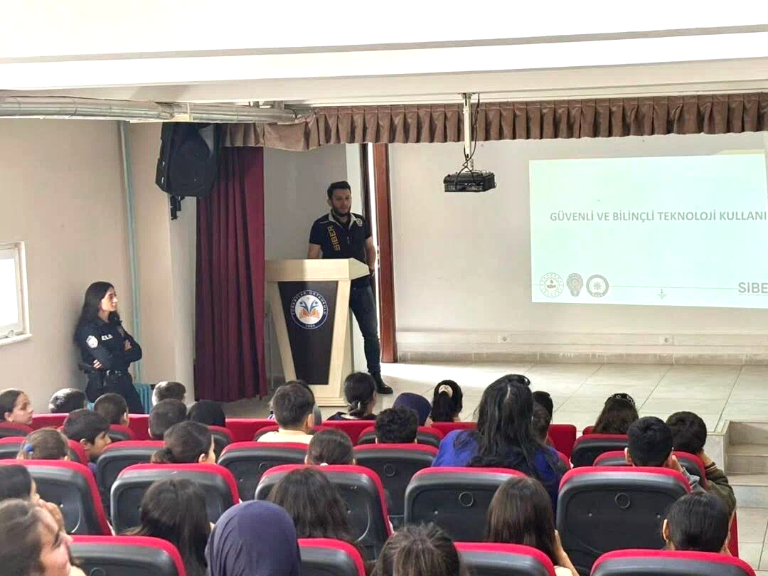 Öğrenciler güvenli internet kullanımı hakkında bilgilendirildi