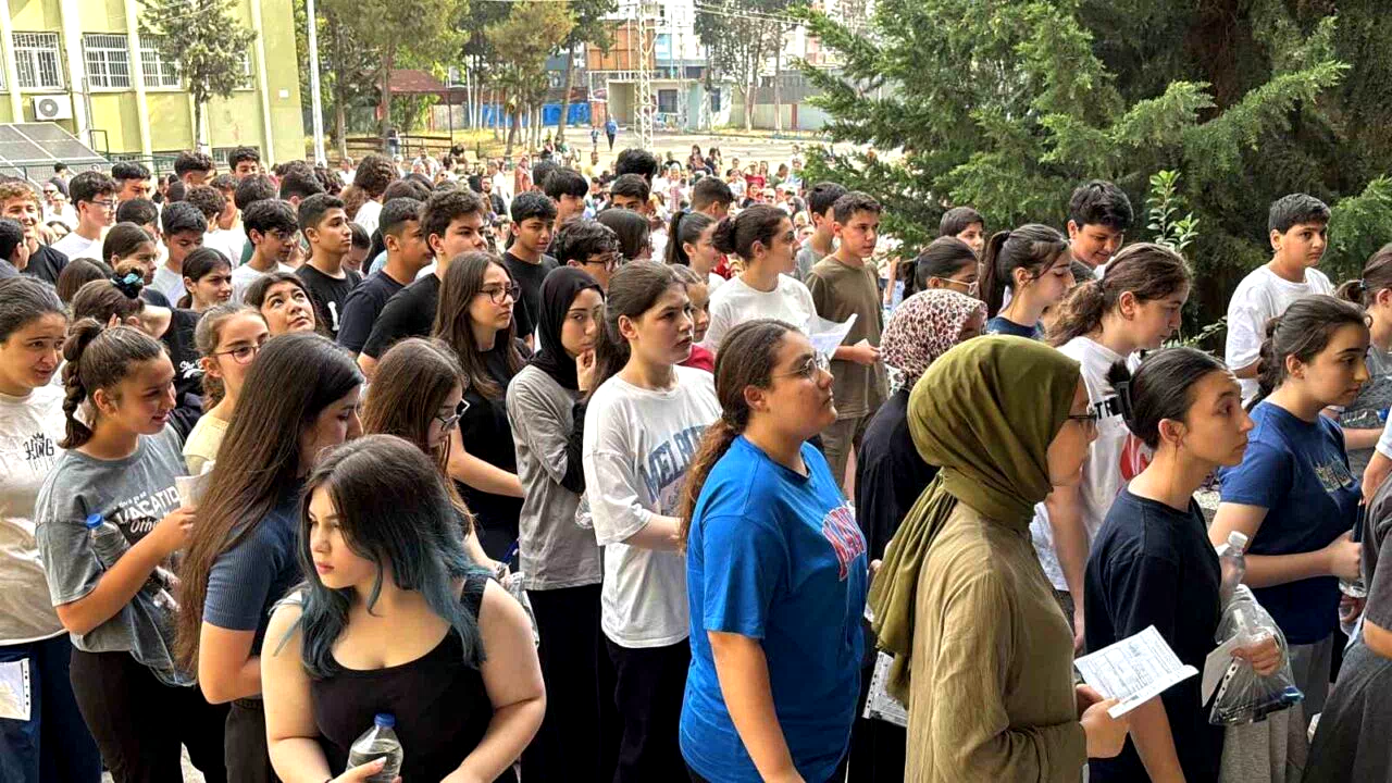 Öğrenciler sınavda veliler dışarıda ter döktü