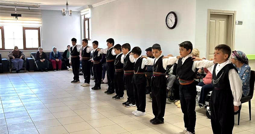 Öğrencilerden huzurevi sakinlerine renkli program