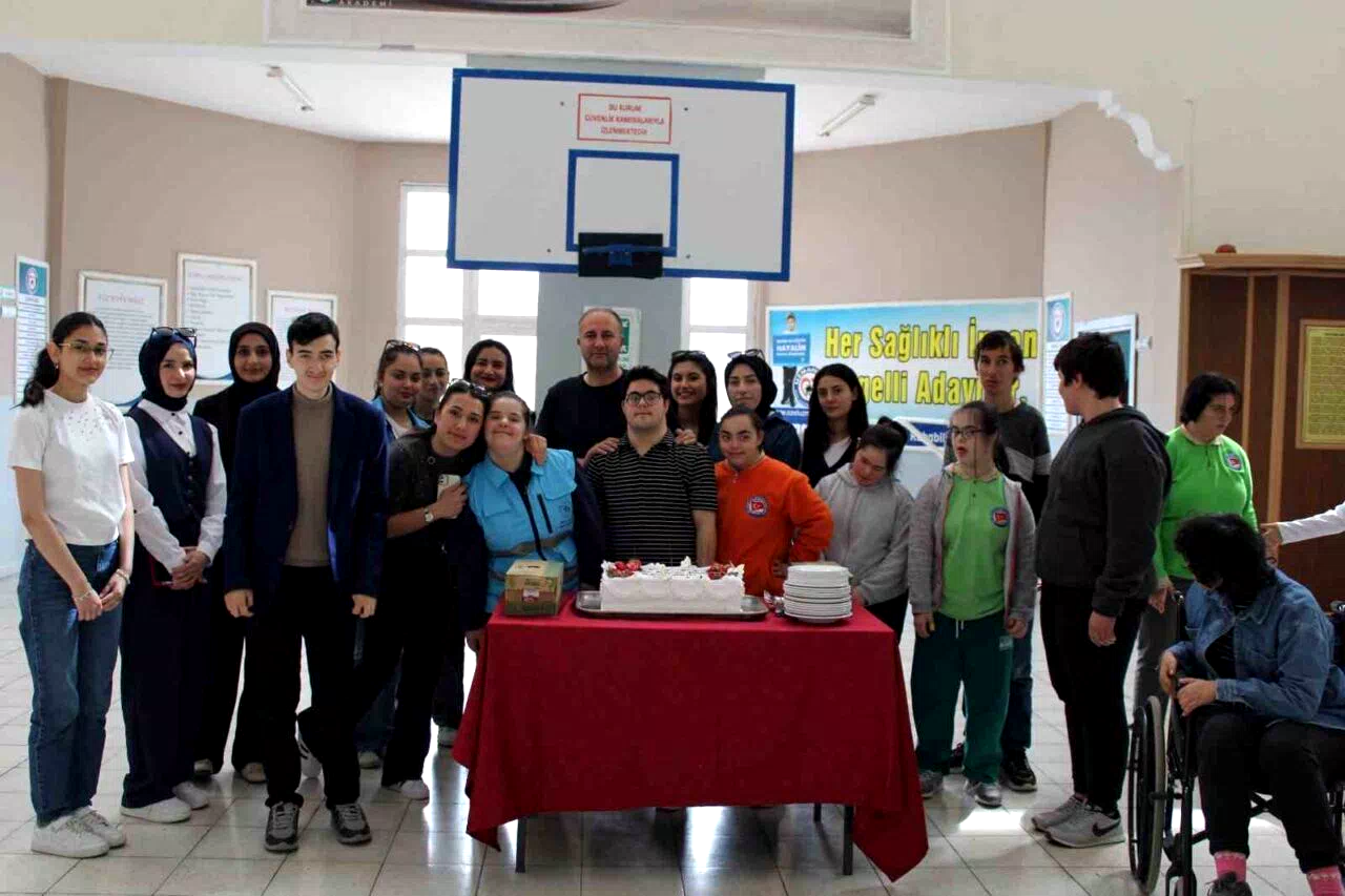 Öğrencilerden rehabilitasyon merkezine anlamlı ziyaret
