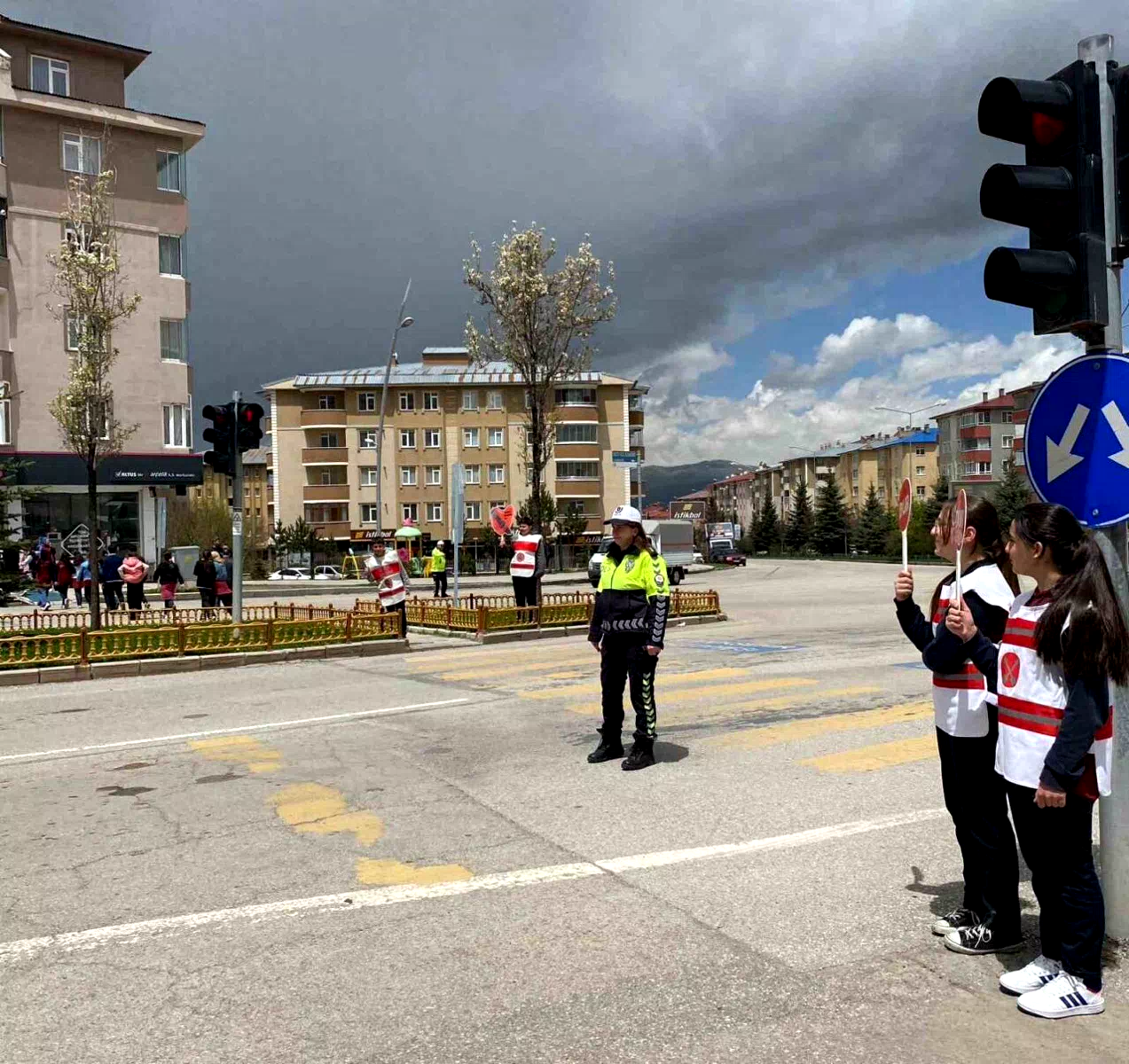 Öğrencilerden trafikte farkındalık uygulaması