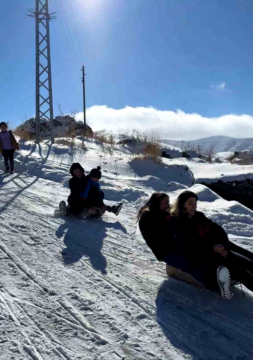 Öğretmen ve öğrencilerden kızak keyfi
