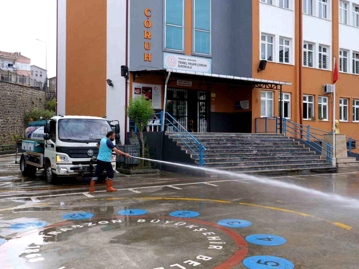 Okul bahçelerinde temizlik mesaisi