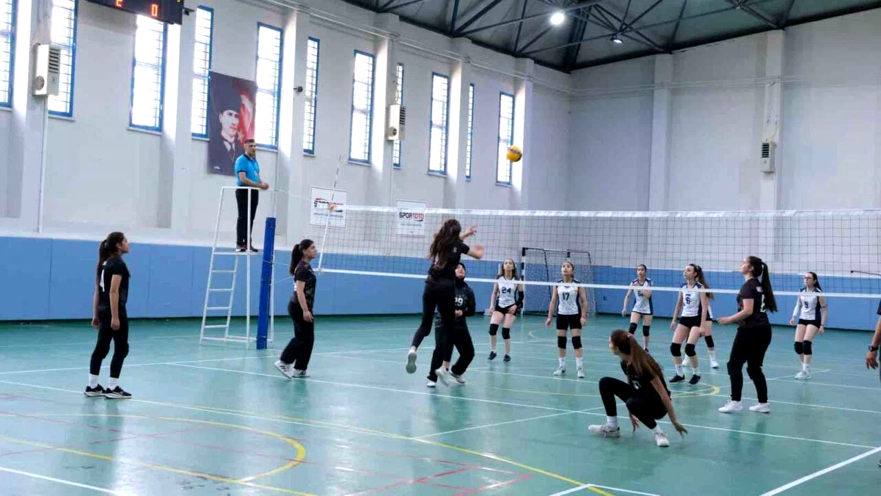 Okul Sporlarında voleybol heyecanı devam ediyor