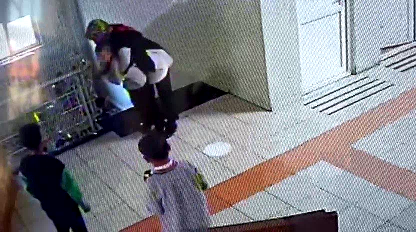 Okulda nefes borusuna yiyecek kaçan öğrenci, öğretmenin müdahalesiyle kurtuldu