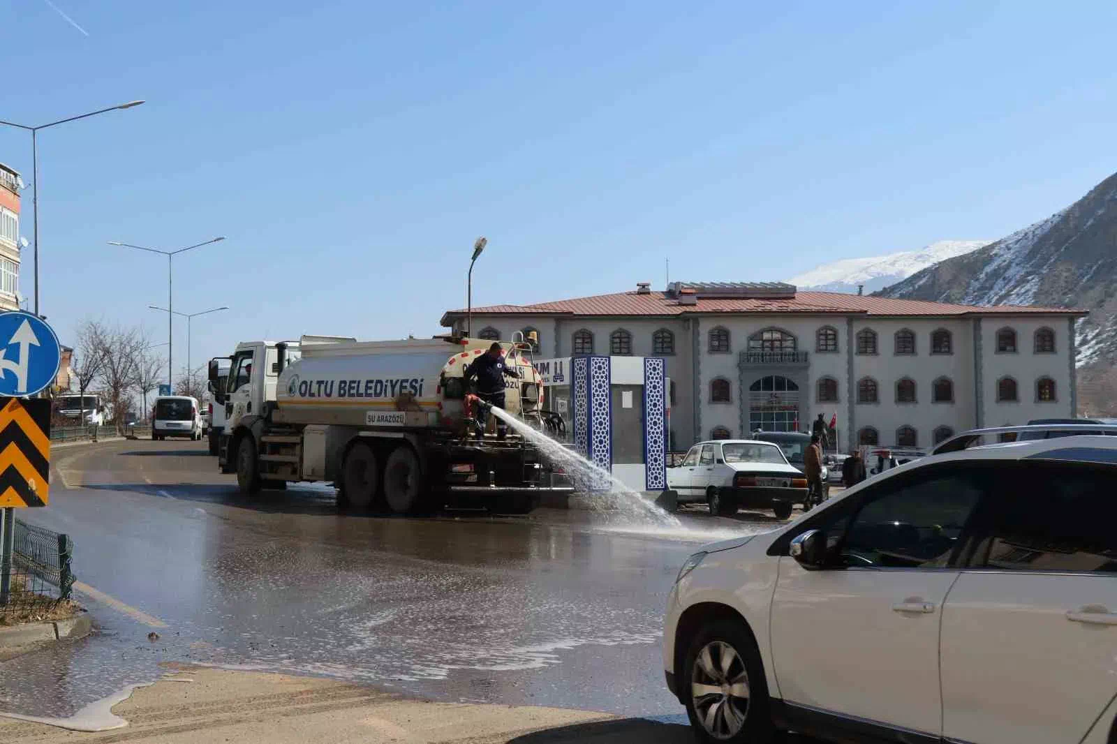 OLTU BELEDİYESİ İLÇE GENELİNDE KAPSAMLI TEMİZLİK ÇALIŞMASI BAŞLATTI