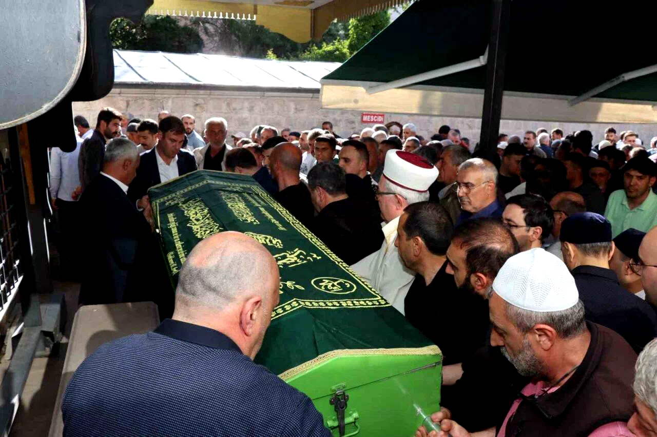 Oltu bir çınarına daha veda etti