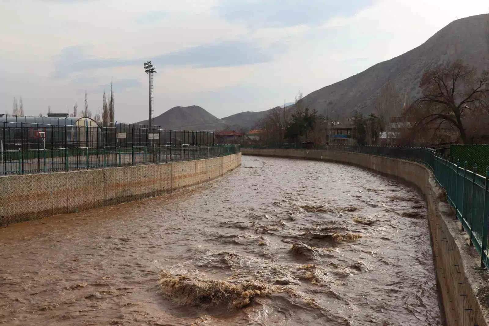 Oltu Çayı Yükselen Debiye Rağmen Zarar Vermez Umuduyla!