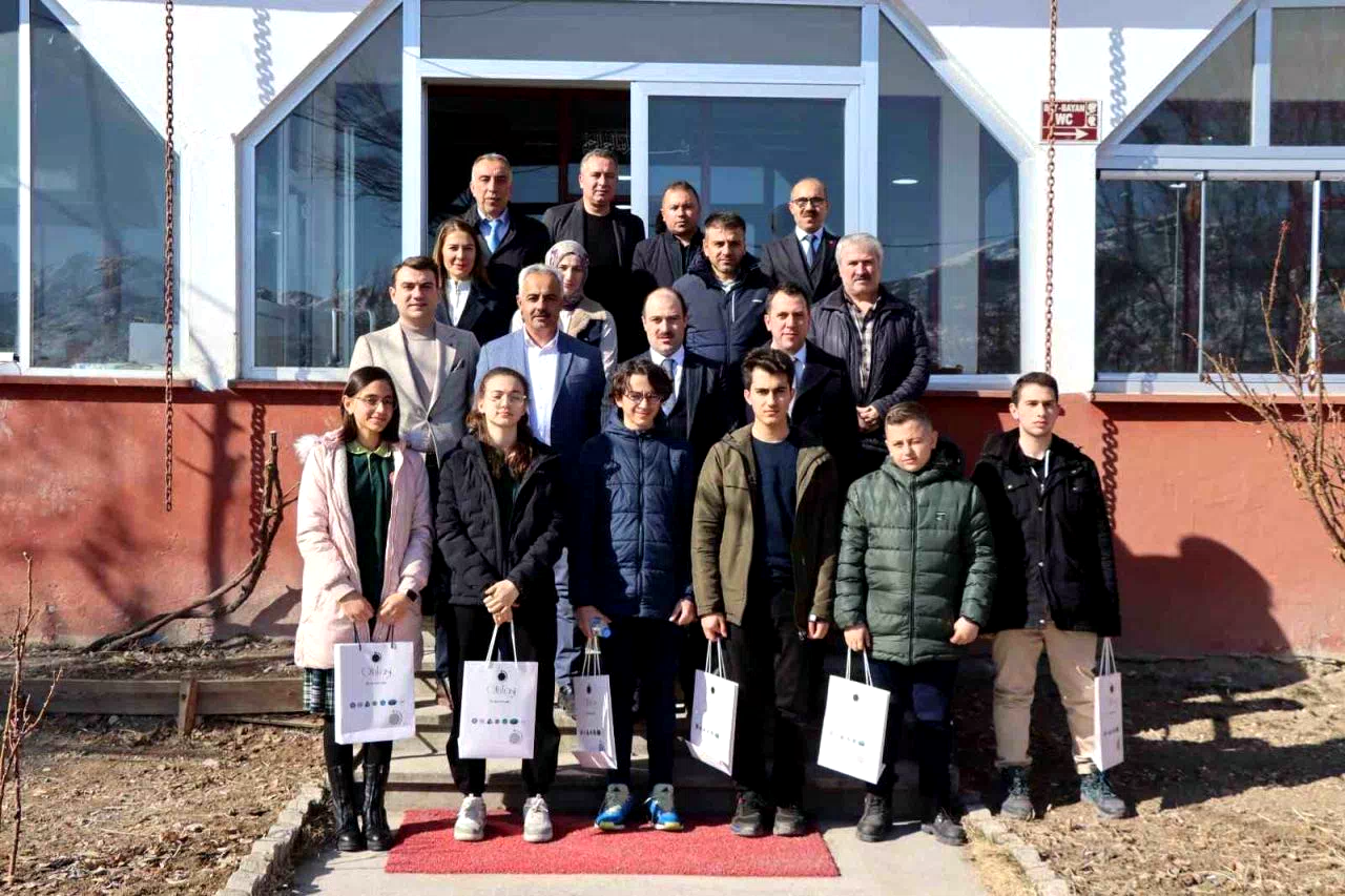 Oltu’da Başarılı Öğrenciler İçin Özel Yemek Programı Düzenlendi