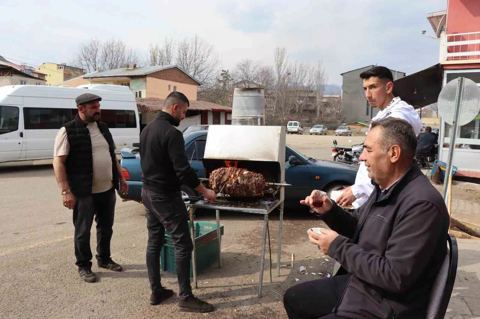 Oltu’da Bayram Kahvaltısı Cağ Kebabıyla Yapıldı