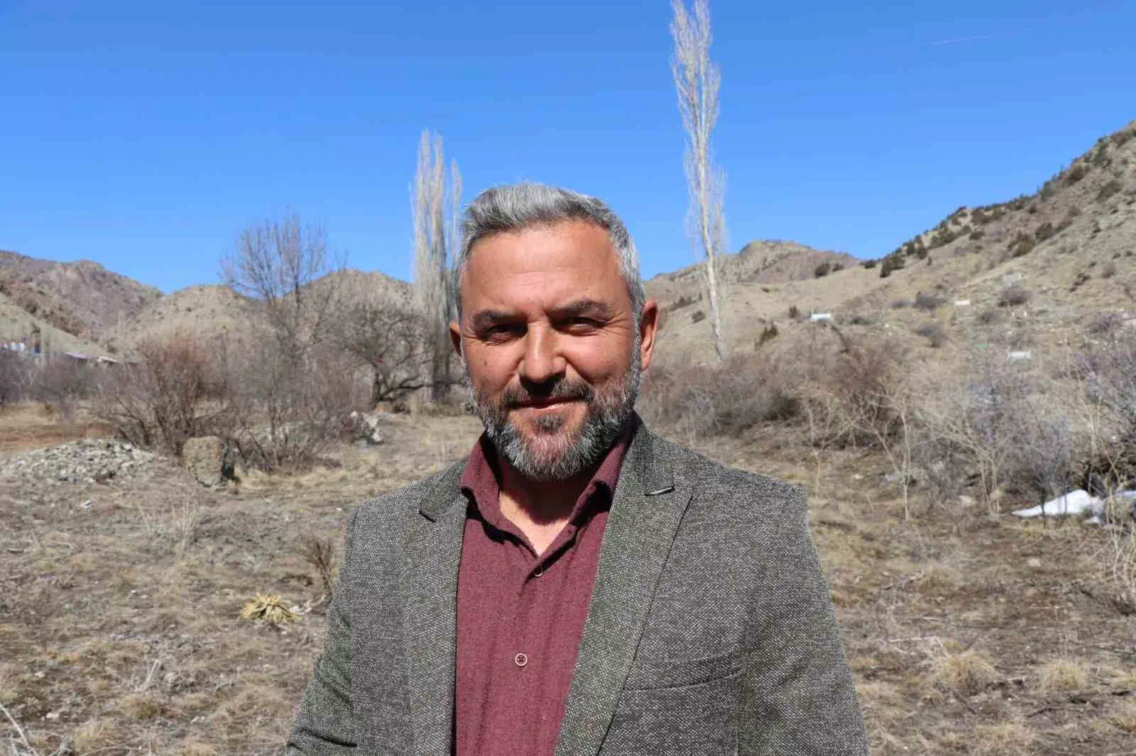 Oltu’da bir vatandaş 17 akbabayı cep telefonuyla görüntüledi.