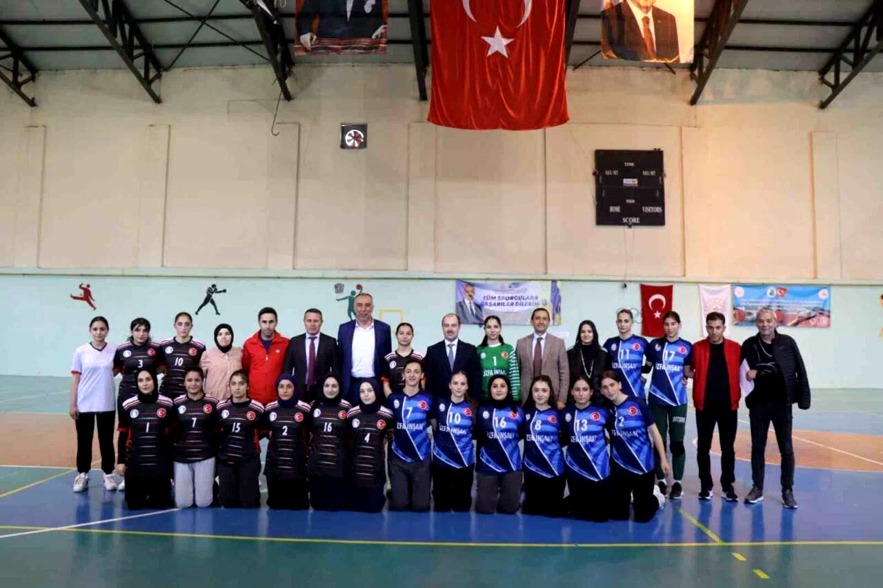 Oltu’da hentbolun şampiyonu Oltu Anadolu Lisesi