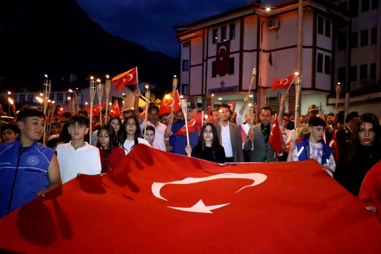 Oltu’da, Millî birlik ve beraberlik yürüyüşü düzenlendi