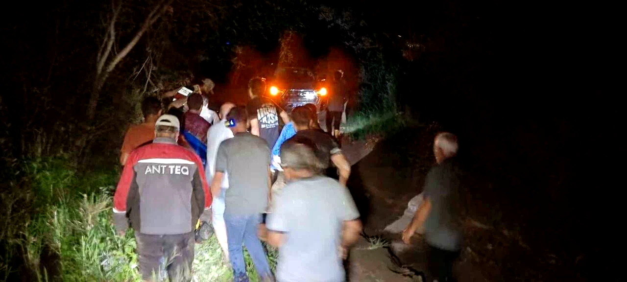 Oltu’da otomobil sel sularına kapıldı: Sürücü araçtan atladı, eşi sürüklendi