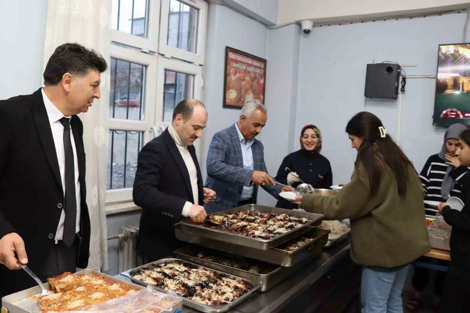 Oltu’da Protokol Üyelerinden Öğrencilere İftar Sürprizi