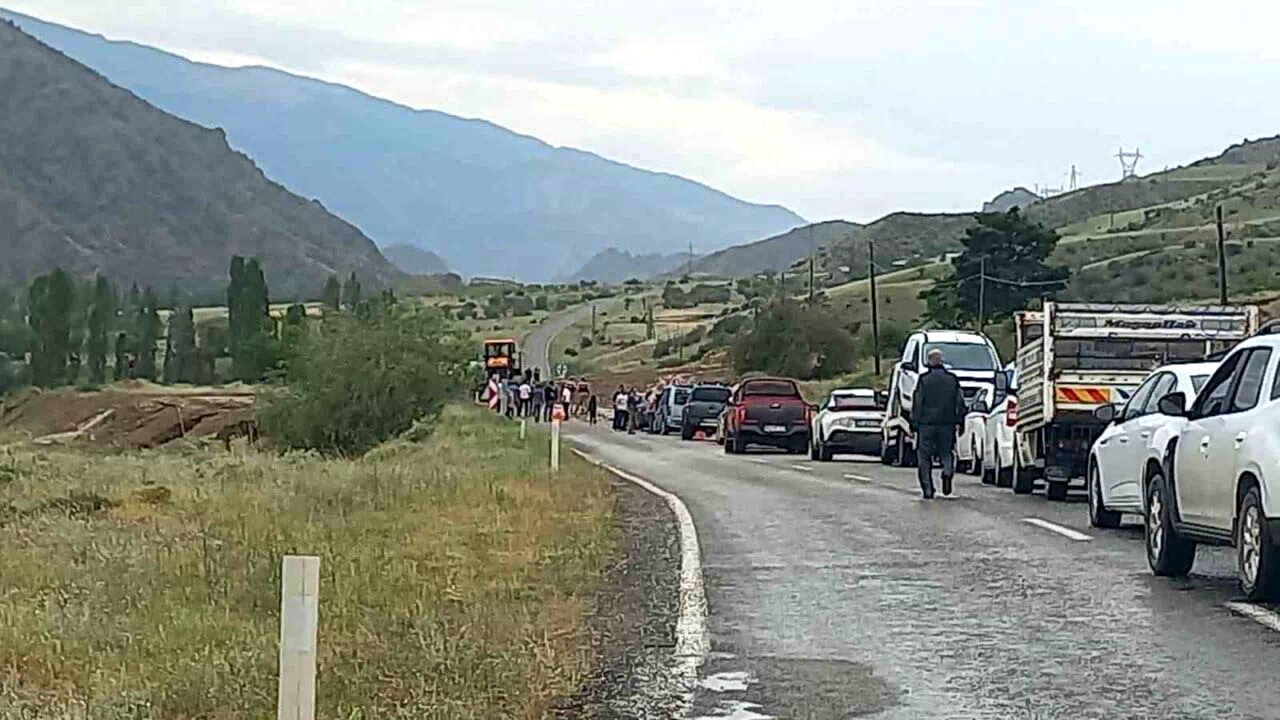 Oltu’da sağanak yağış sele neden oldu