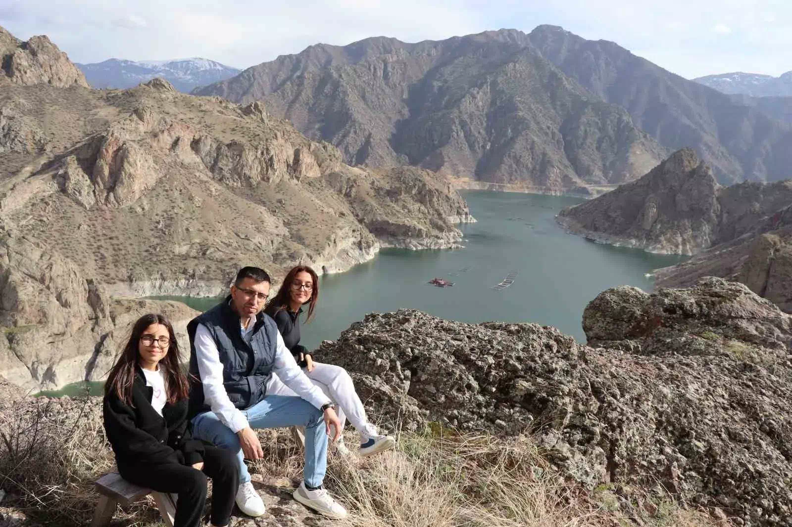 Oltu’daki Ayvalı Barajı’nın Yükselen Su Seviyesi Doğal Güzellikleri Ortaya Çıkardı.