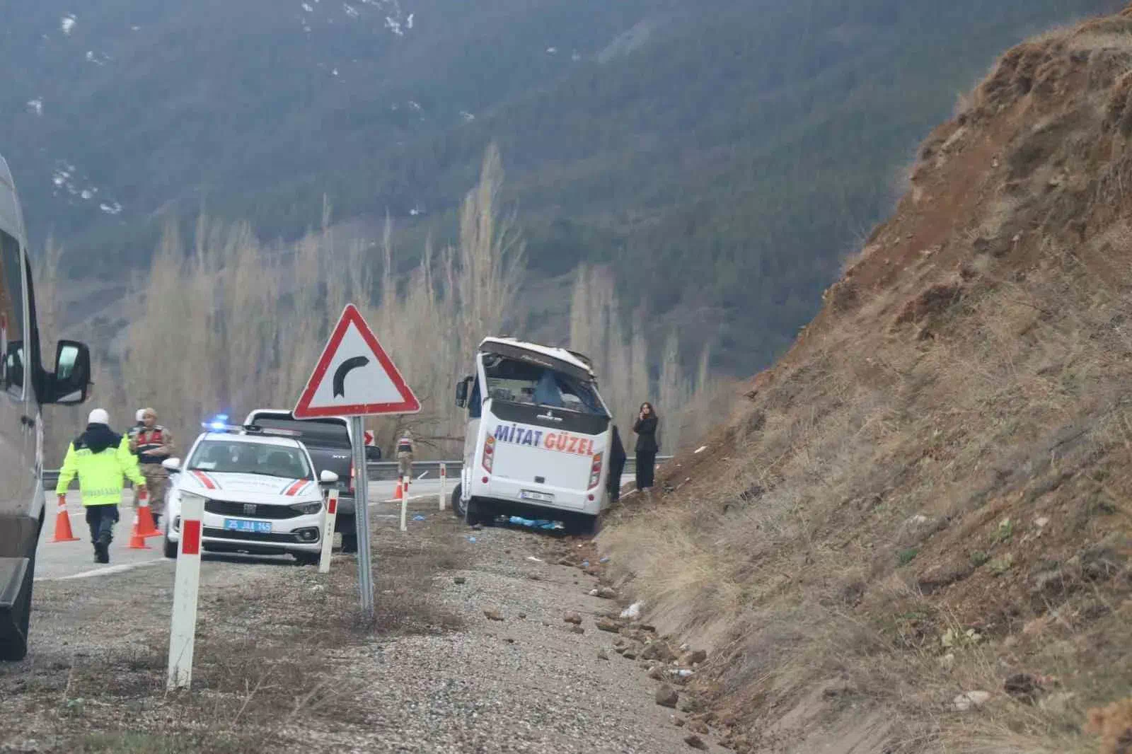 OLTU-ERZURUM YOLUNDA İŞÇİ SERVİSİNİN KAZASI: 1 ÖLÜ, 11 YARALI
