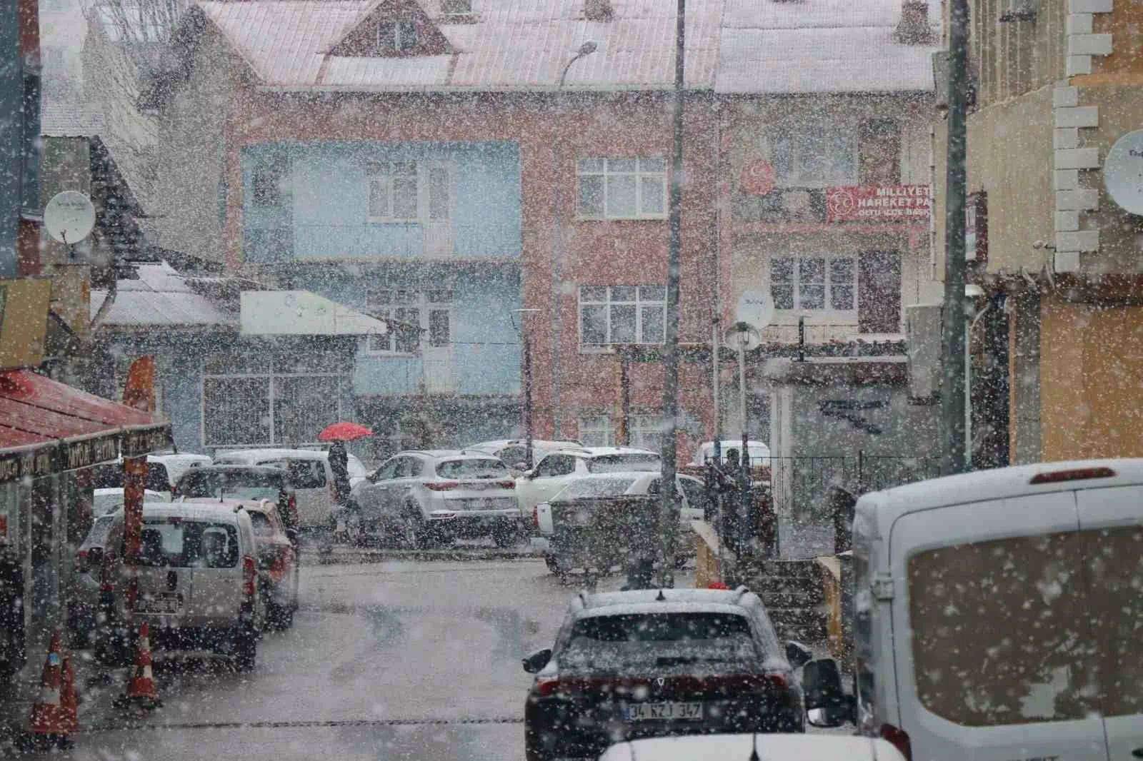 Oltu ilçesi beyaza büründü, yol trafiği aksadı.