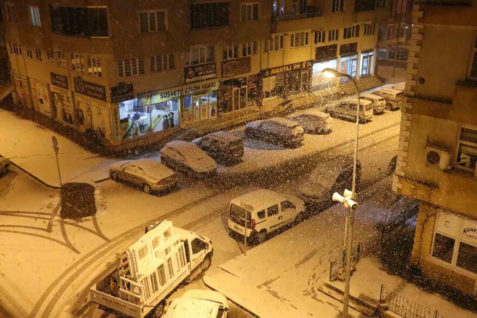 Oltu ilçesinde karlı günlerin ardından güneşli hava sevinci yaşanıyor.