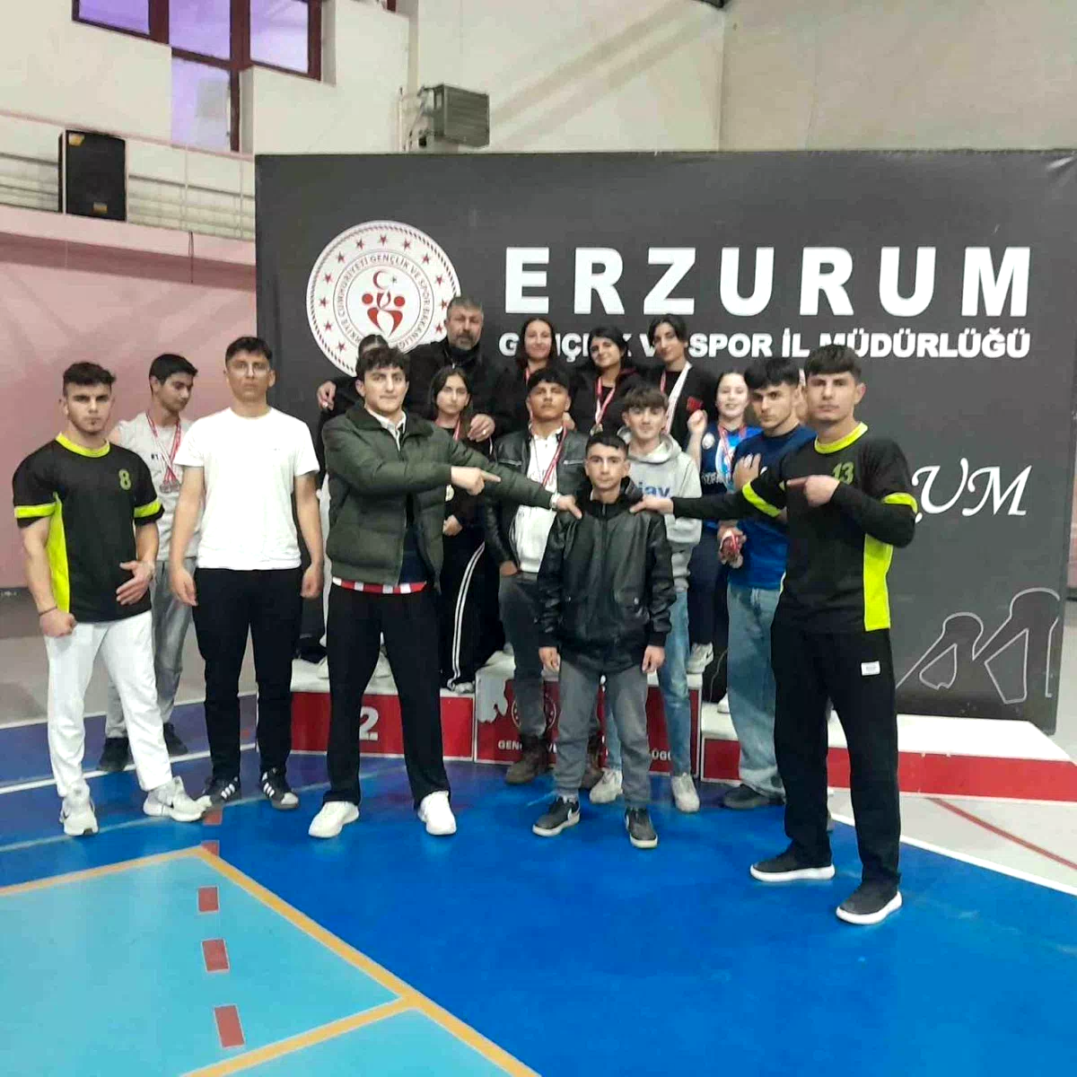 Oltulu liseliler bilek güreşinde rakiplerine geçit vermedi