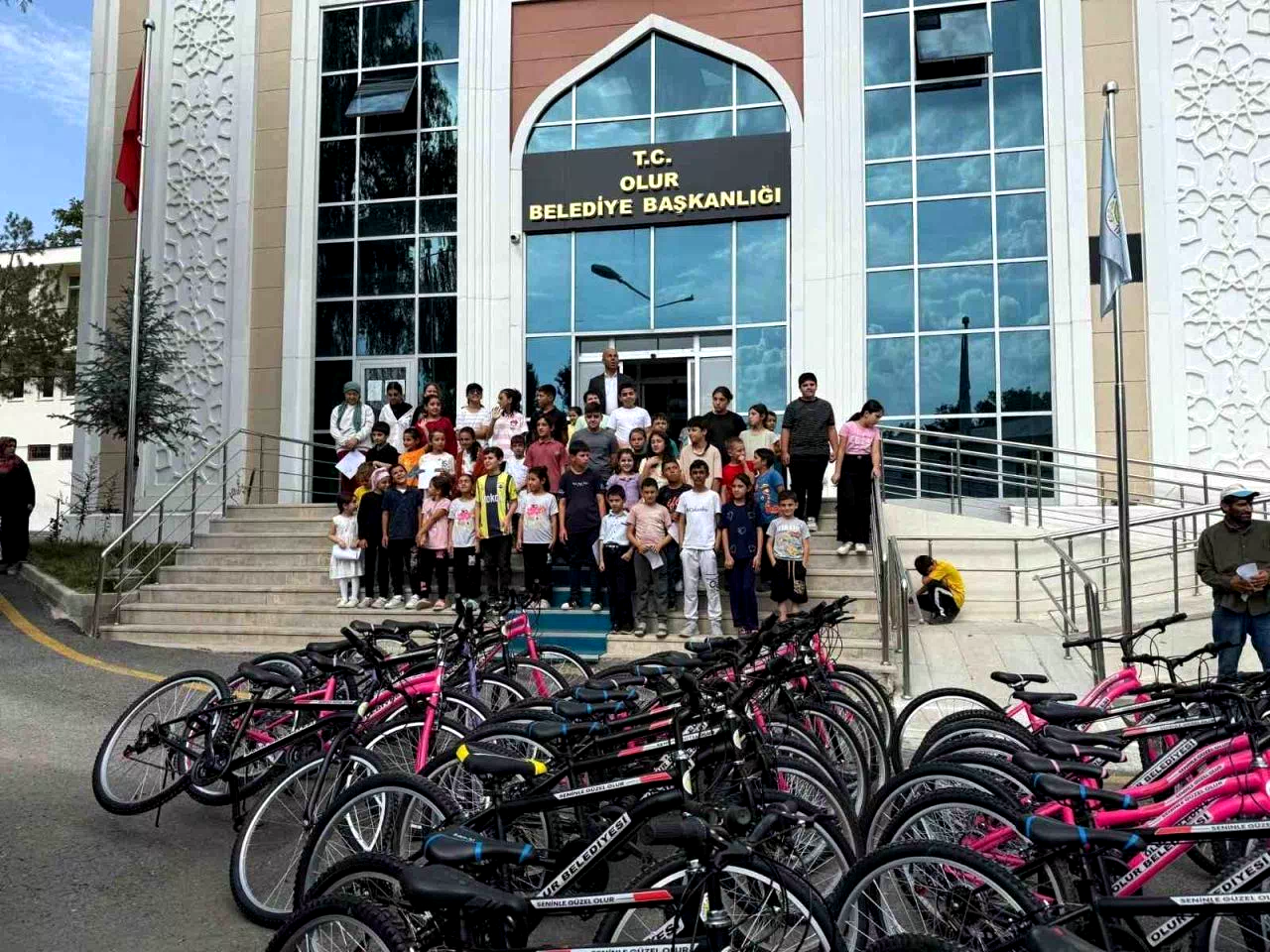 Olur Belediyesi 125 çocuğa bisiklet hediye etti