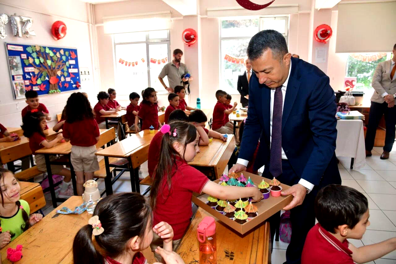 Önce karne sonra kek dağıttı