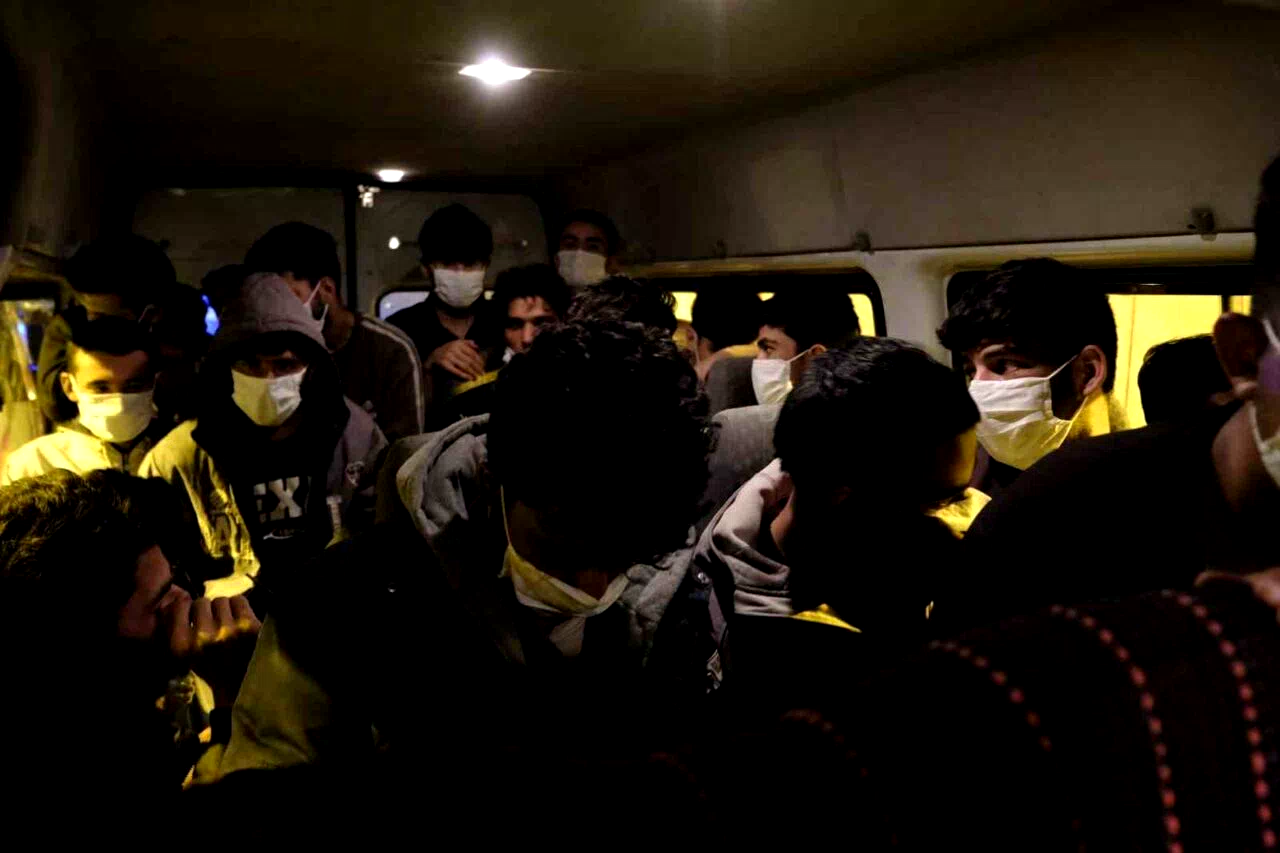 Önden keşif yapmalarına rağmen Erzincan polisini geçemediler: 24 kaçak göçmen 2 organizatör yakalandı