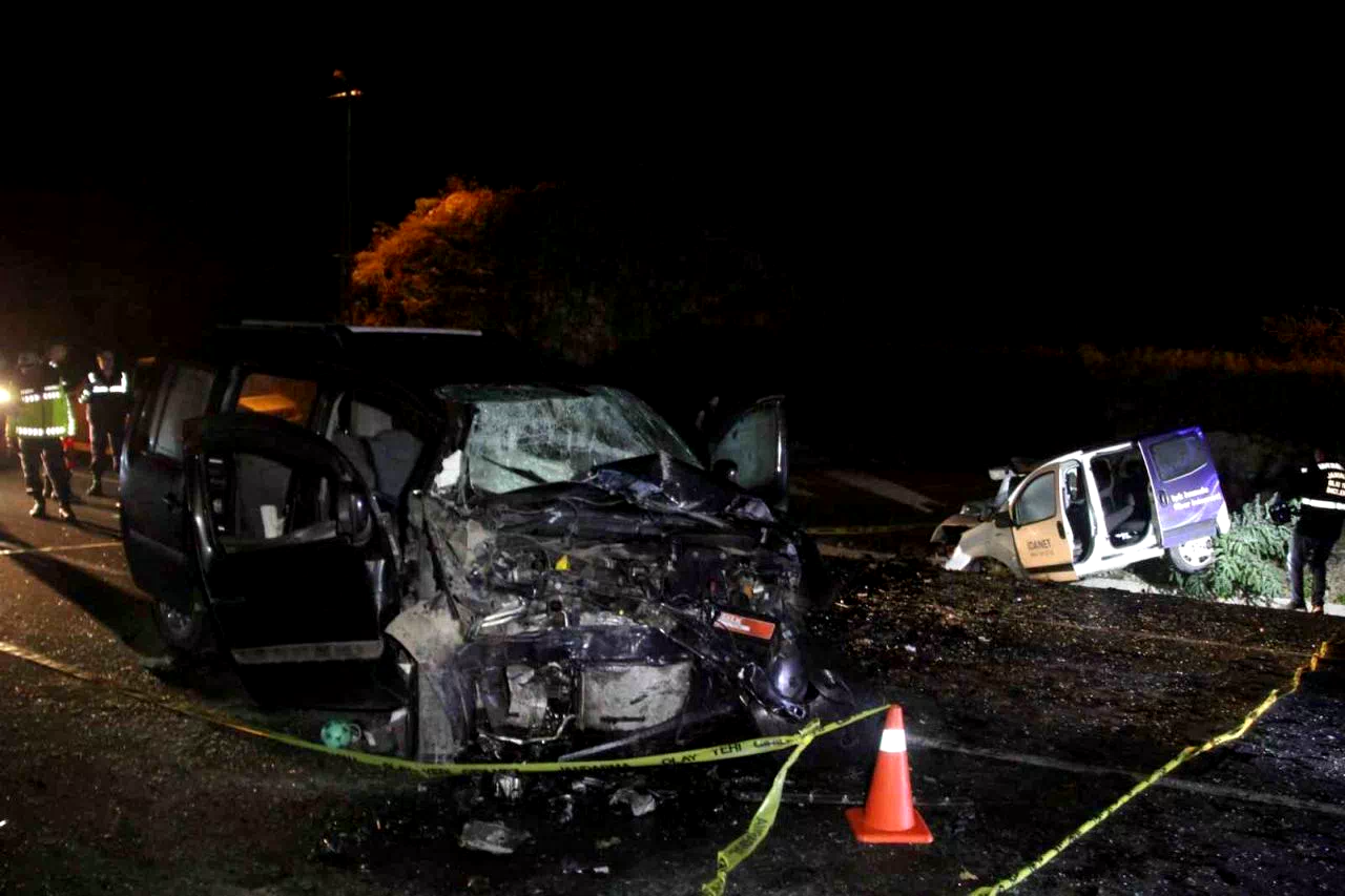 Ordu’da 2 hafif ticari araç kafa kafaya çarpıştı: 1 ölü, 2 yaralı