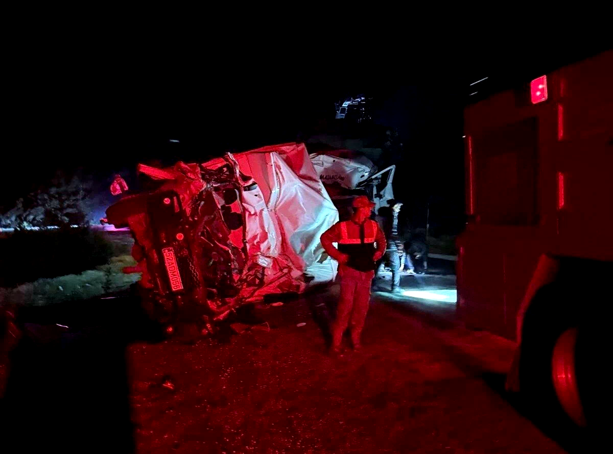 Ordu’da 2 kamyon kafa kafaya çarpıştı: 1 ölü, 1 yaralı